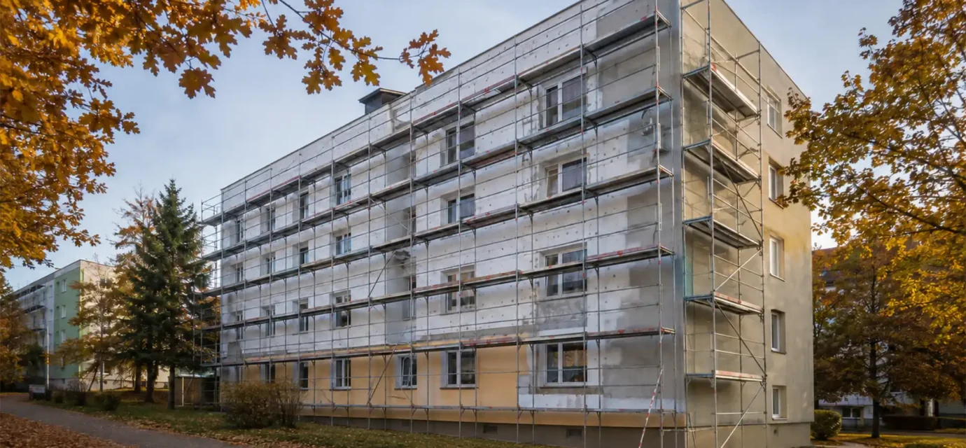 Fasáda znie pri poklepaní duto: Čo urobiť pred zateplením domu?