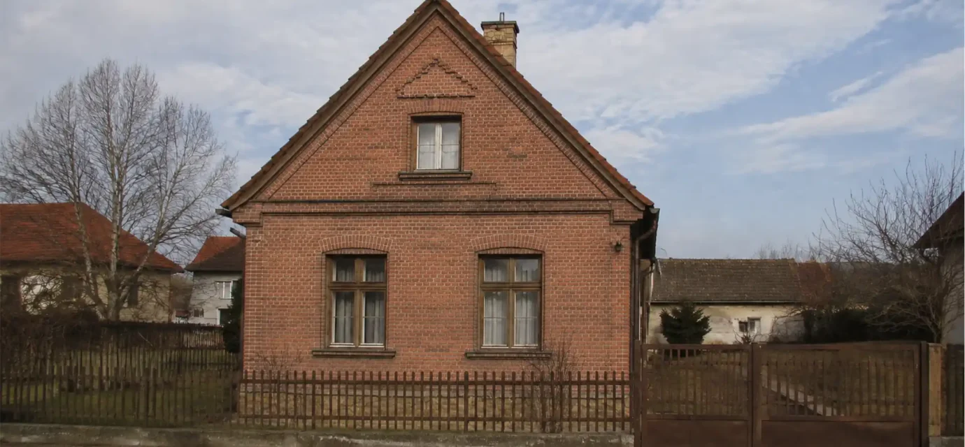 Má zmysel zatepliť starý tehlový dom? Expandovaný polystyrén (EPS) výrazne zníži tepelné straty aj pri 60 cm hrubom murive